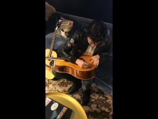 @jamesbaymusic signing guitars 🎸 before his mystagejamesbay performance! who’s ready for the show jamesbay electriclight httpst