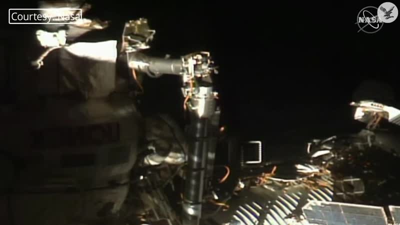 Российские космонавты сергей рыжиков и сергей кудь сверчков вышли в открытый космос