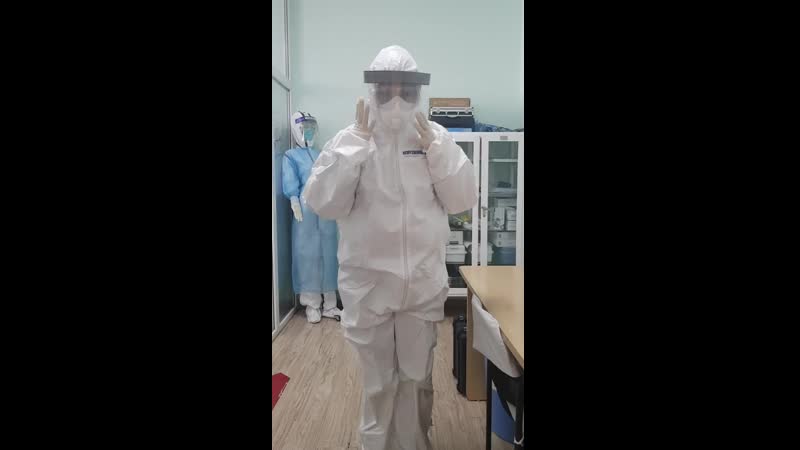 Монгольскии сотрудник э сарнай пограничной инспекции показала как правильно одевать защитный костюм при коронавирусе