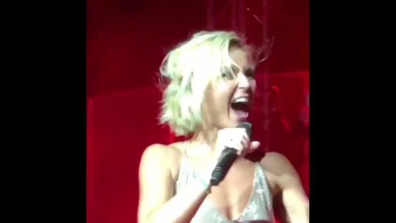 Полина гагарина на концерте в момент гола на чм