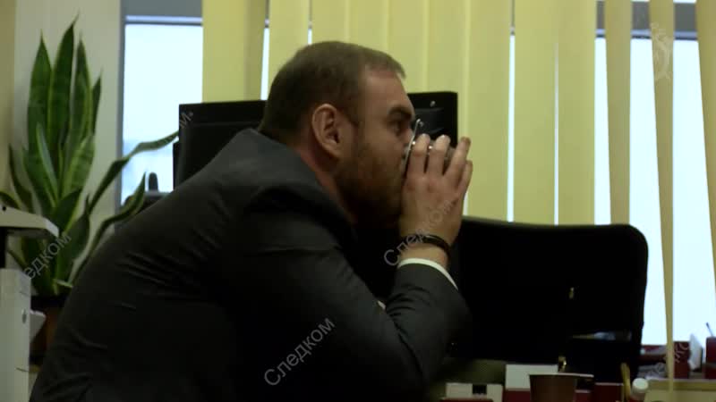 Сенатор арашуков общается со своим адвокатом (и улыбается)