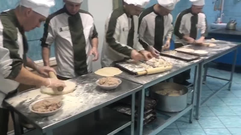 Зеки без спешки лепят пельмешки
