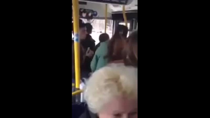 Пьяная женщина в риге буквально загнобила и унизила пожилую женщину кондуктора, которая просто хотела взять деньги за проезд