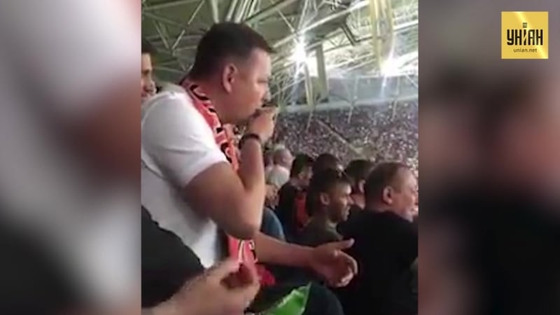 Олег ляшко на стадіоні їв насіння і плював собі під ноги