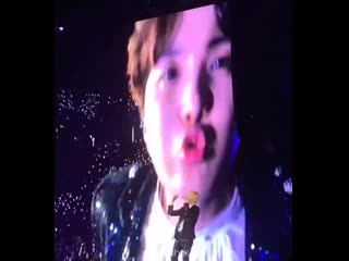 Он только что чмокнул его