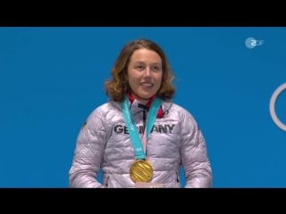 Olympia laura dahlmeier erhält die goldmedaille siegerehrung biathlon, frauen sprint 180211 siegerehrung dahlmeier spo 2328k