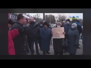 Жители изюма провели митинг с требованием разрешить ввоз российской вакцины от covid 19