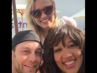 Emily, jonathan sadowski e kym whitley no crab cake fest em l a