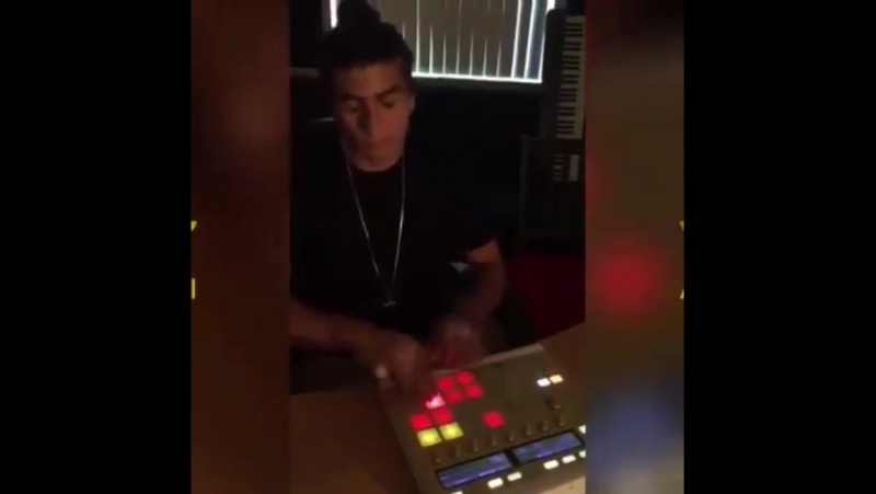 Спанчбоб + канье вест + драм машина (vhs video)