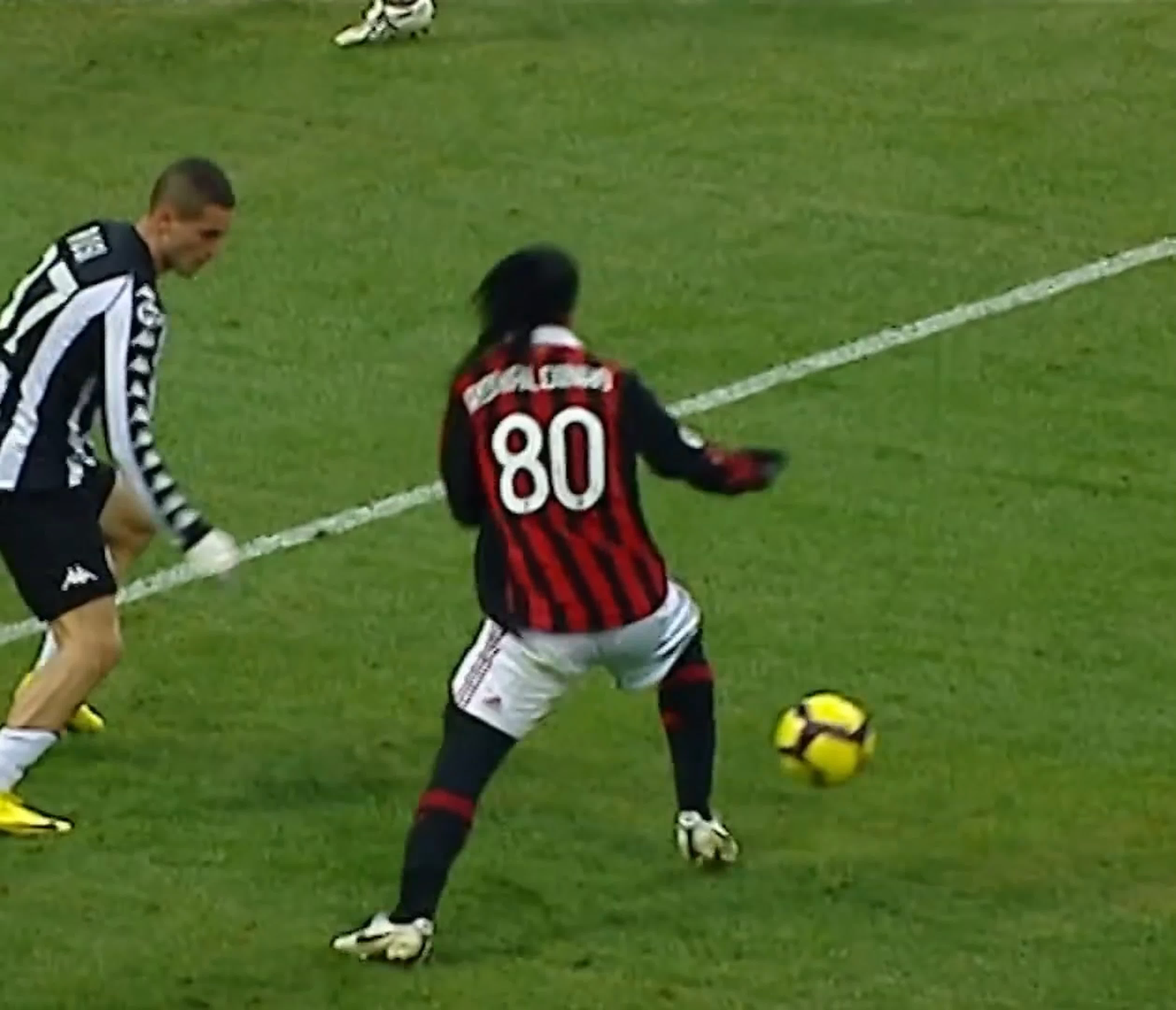 Роналдиньо забил великолепный гол в ворота сиены в сериа а, хет трик на  счету волшебника watch online