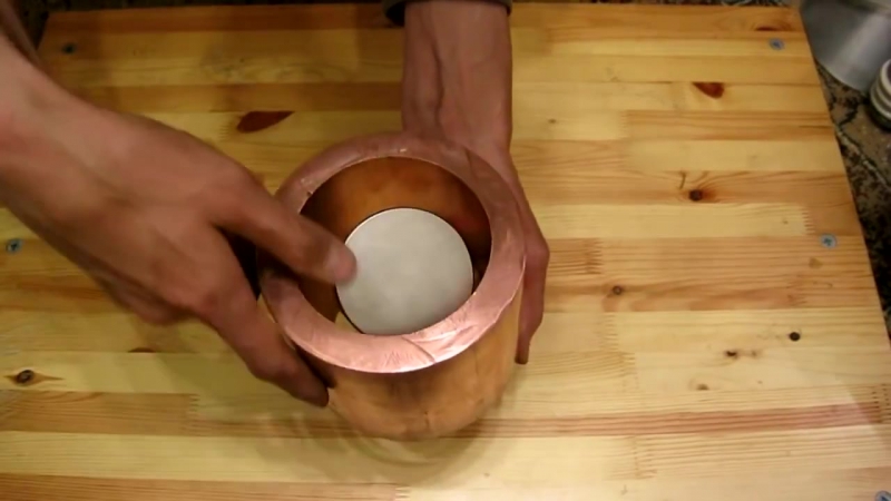 Вот что будет, если бросить магнит в медную трубу