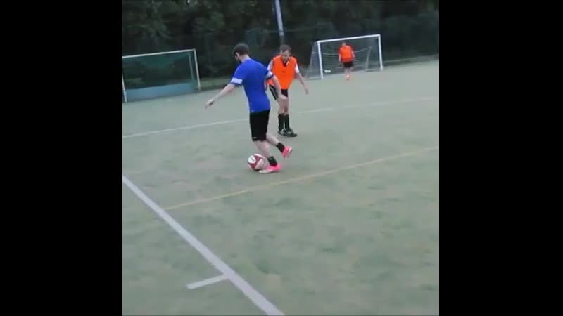 Прокинул между ног