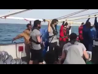 Party machend steuert ein schlepperschiff nach dem anderen mit starken, jungen migranten europa an!