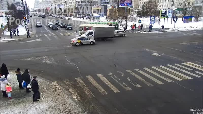 Столкновение пассажирских автобусов девочка вылетела через стекло и чудом спасла