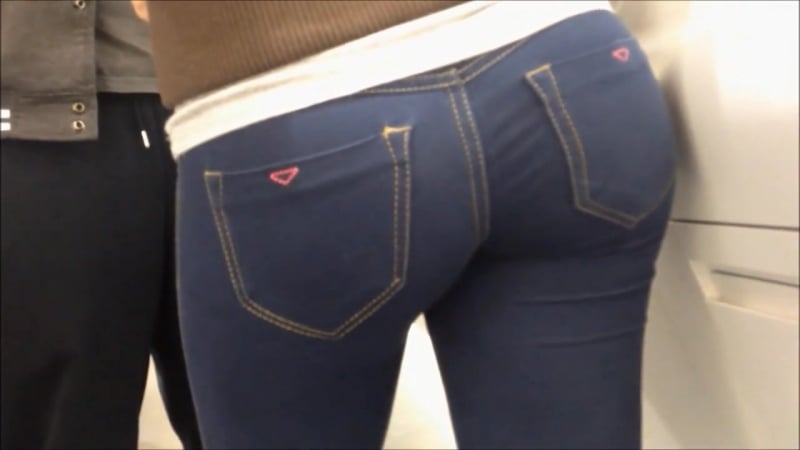 Попка в джинсах, магазин косметики