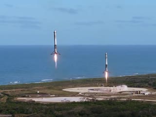 До повернення двох ступенів spacex, назад на землю, вже, ніби як, всі звикли, але все одно на це дивитися можна дуже довго