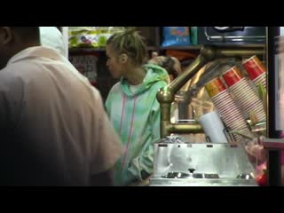 Kristen stewart & stella maxwell hold hands, get snacks at deli ( 720 x 1280 ) mp4