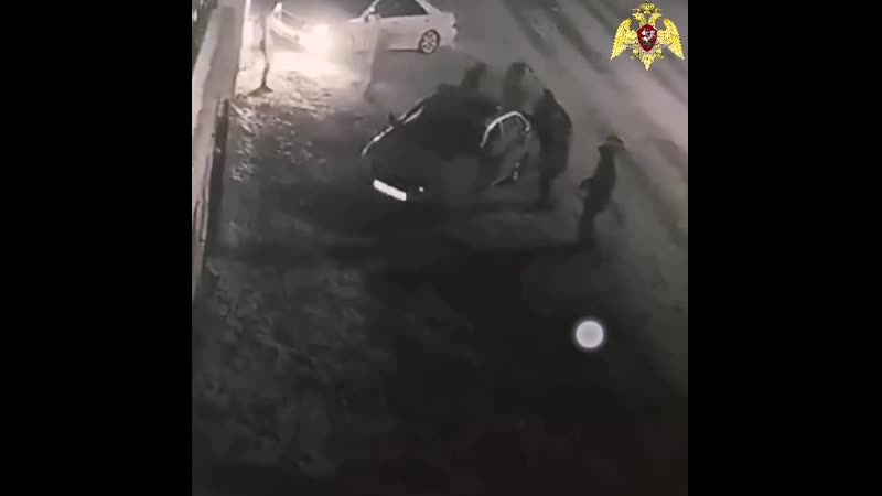 Камера видео наблюдения зафиксировала момент, как пятеро молодых людей перевернули автомобиль полиции, 30 ноября в чите