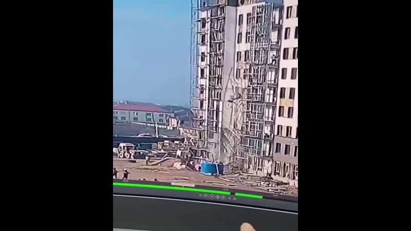 В военном городке (в районе ипподрома) в дагестане рабочие упали в ходе выполнения строительных работ