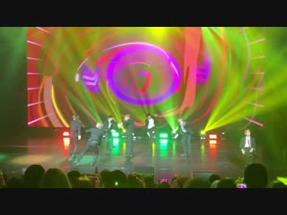 Ambiance électrique à paris, au théâtre le 13ème art , du groupe de k pop coréen bts,