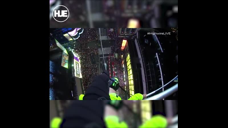 В нью йорке канатаходцы прошли над таймс сквер