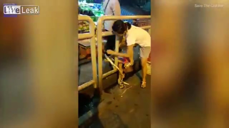 Жестокая мама связывает своего маленького сына за перила в качестве наказания таиланд