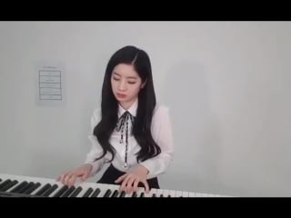 Twices dahyun trying to play love scenario in piano