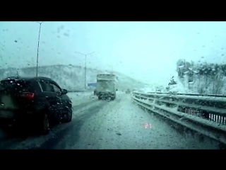 Житель мурманска за полторы минуты дважды попал под колеса на трассе