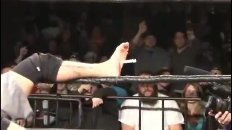 Кнопка джек втыкает шприц в ступню джей си бейли