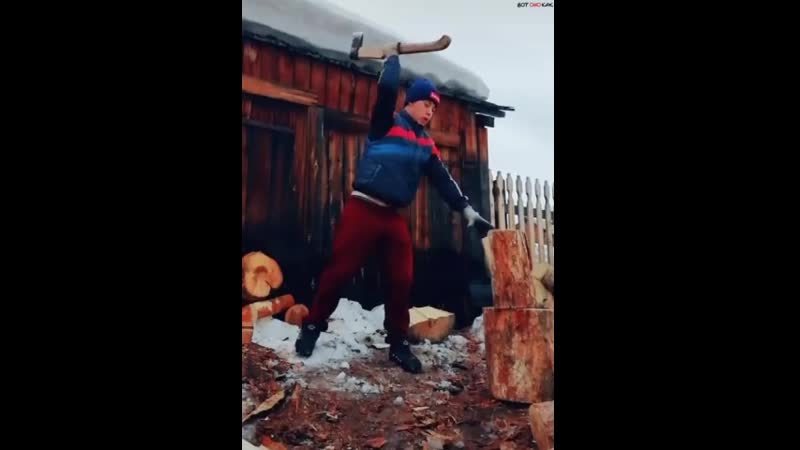 Лихо колет дрова
