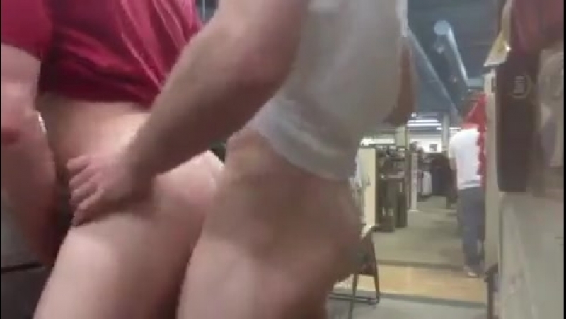 Парни потрахались в магазине отбитые!