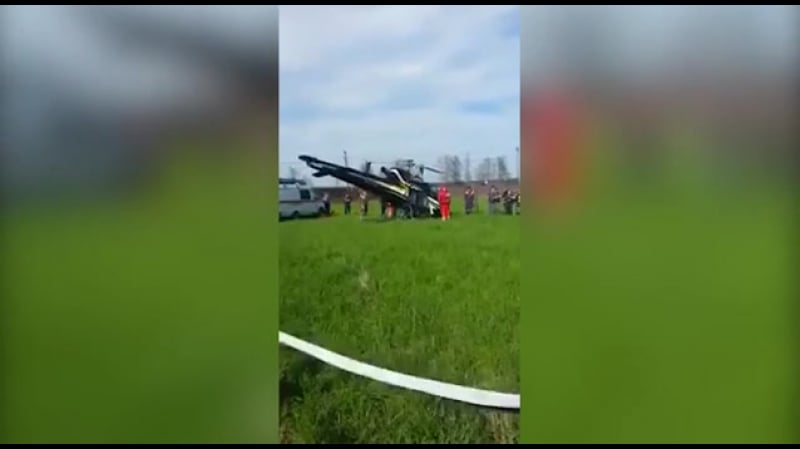 Появилось видео извлечения разбившегося вертолета из озера в ленобласти