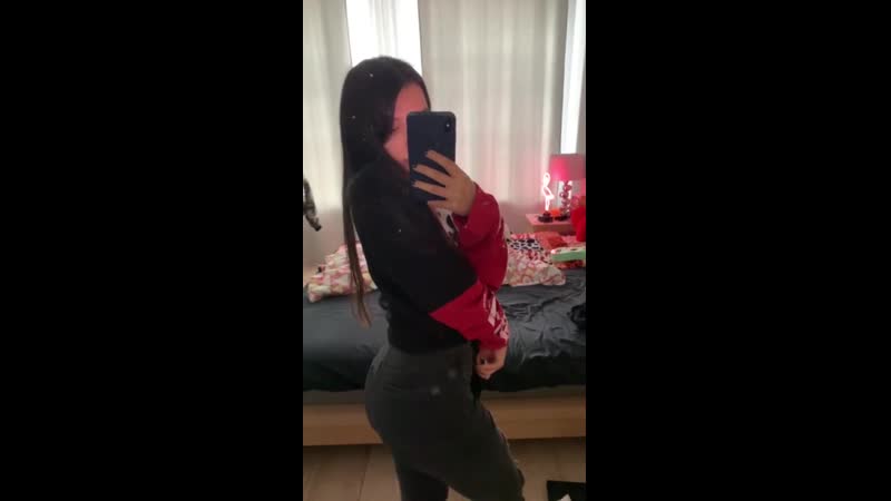 Носатая амина tenderlybae крутит и светит жопой / твои блогерши