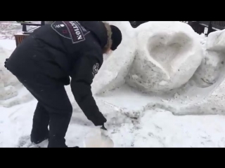 Коммунальщики в красноярске красят снег белой краской