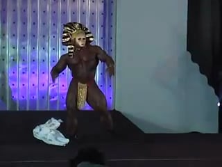 Kai greene great dance and pose in kuwait