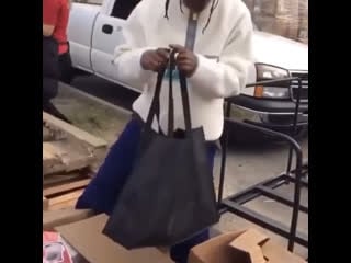 Travis scott раздаёт игрушки нуждающимся детям в родном хьюстоне