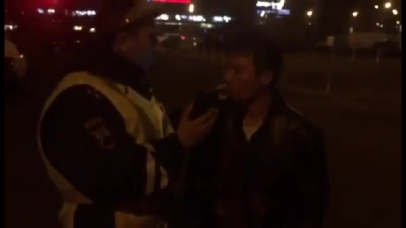 Трубку обхвати губами и дуй!