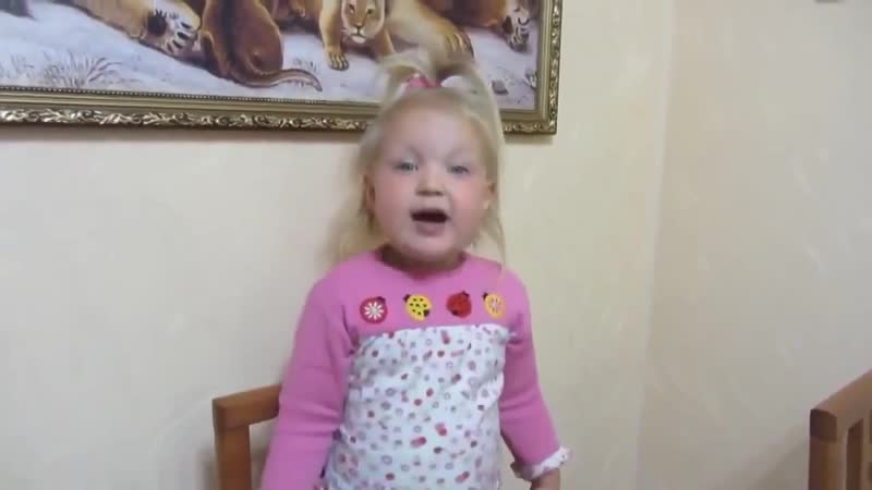 Девочка очень смешно рассказывает стихотворение про бабушку ))