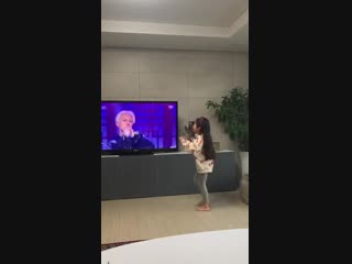 Kiddie ic dancing 아낙네 while she watch as she follows mino the dancers! so cute!!!!