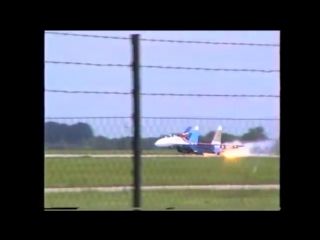 Посадка су 27 русских витязей с невыпущенными стойками шасси на авиашоу сиада 1997