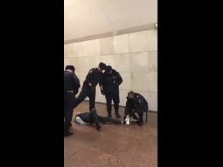 В московском метро изгоняющие дъявола в форме поймали одержимого и доставили его в опорный пункт для изгнания демонов