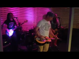 Ze батлz bottles rainin' down!