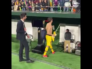 Серхи дарит футболку болельщику