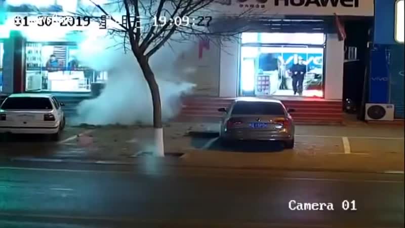 Взрыв канализации из за ребенка с фейерверком