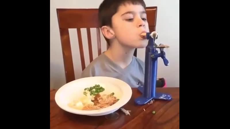 У него нет рук, но он не сдаётся!