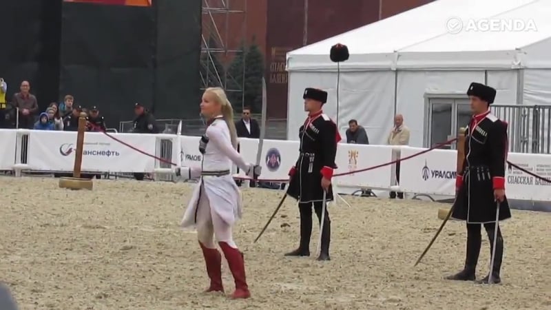 Девушки и фланкироа казачьей шашкой