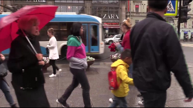 Рыцарь из петербурга дарил девушкам красные розы на невском проспекте