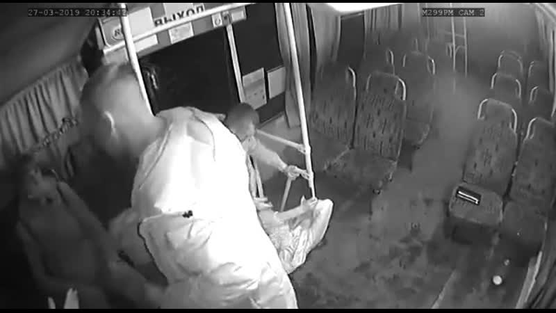 Двое выпивших парней из бийска ехали в автобусе, били кондуктора и пассажирку