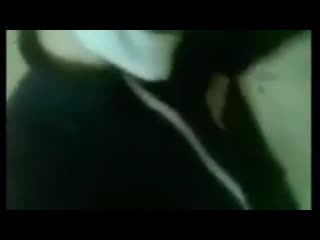 Пацан в маске анонимуса танцует