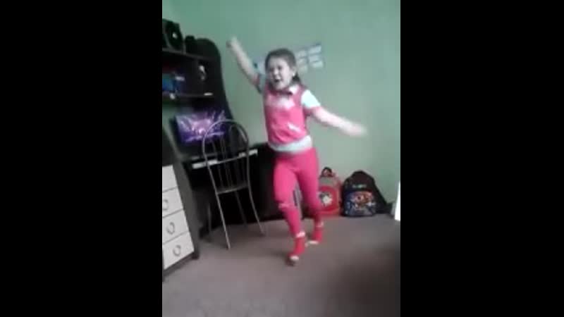 Девочка танцует под песню мужиков надо любить! 😃💞